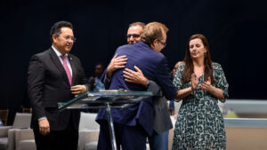 Em Volta Redonda, Eduardo Paes chama Marcos Dias de “futuro senador” em meio às articulações para as convenções