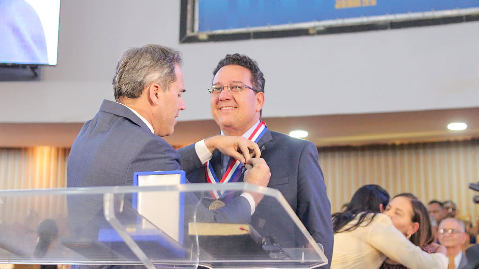 Marcos Dias recebe Medalha Pedro Ernesto no encerramento do Congresso da Umadesc